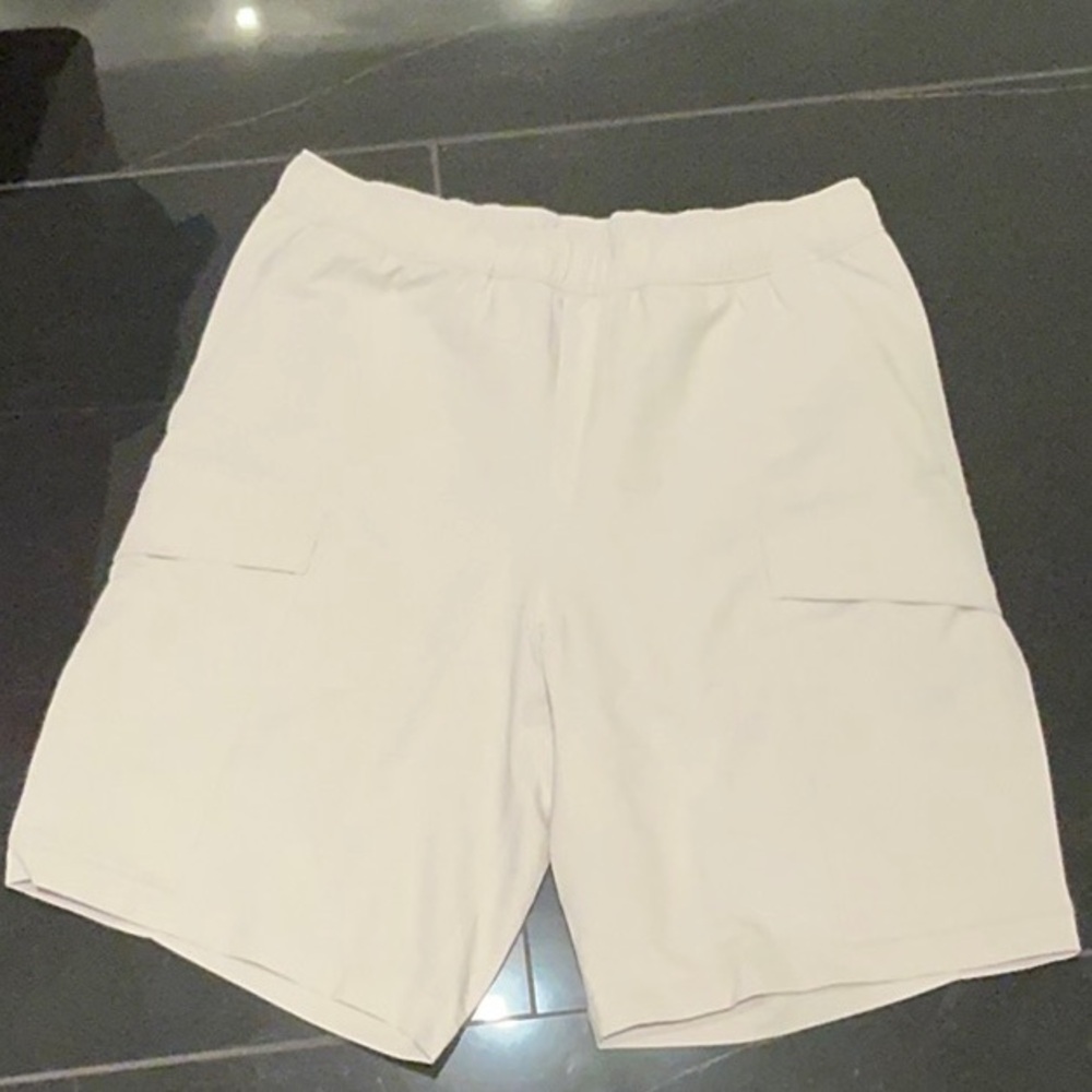 Lululemon cargo pocket shorts in bone, new with tags